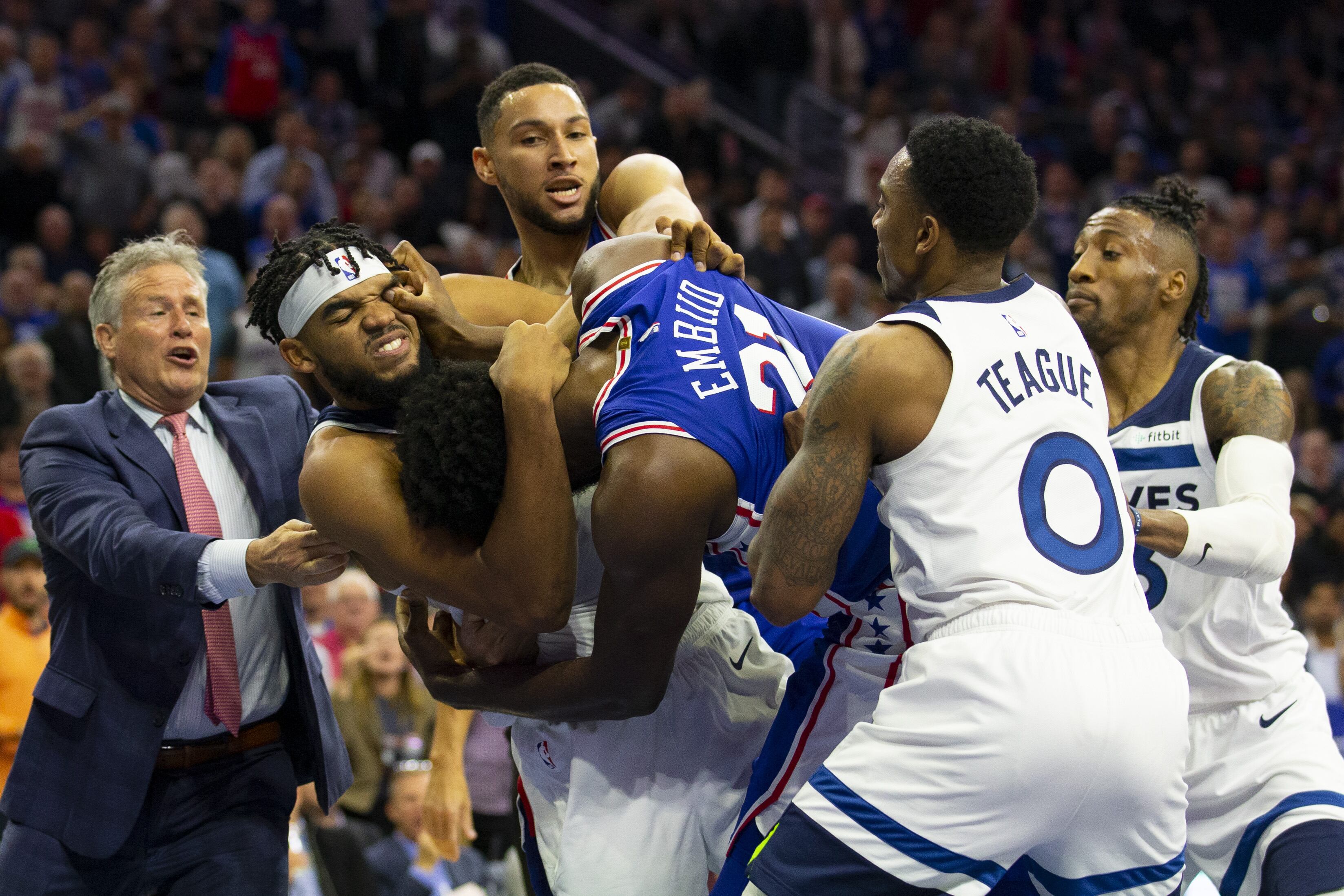 Embiid le metió el dedo en el ojo a Towns en medio de la pelea.