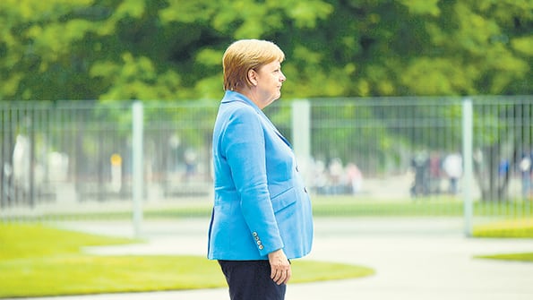 La canciller alemana tuvo otro episodio de espasmos mientras sonaba el himno alemán.