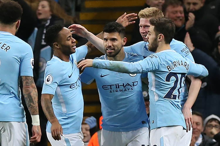 Todos llegan para abrazar a Agüero, la gran figura de hoy en el City.