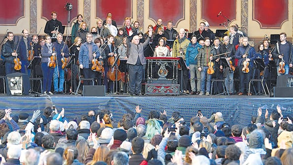 “Muchos de nuestros músicos están resfriados y también los instrumentos están resfriados”, dijo Barenboim.