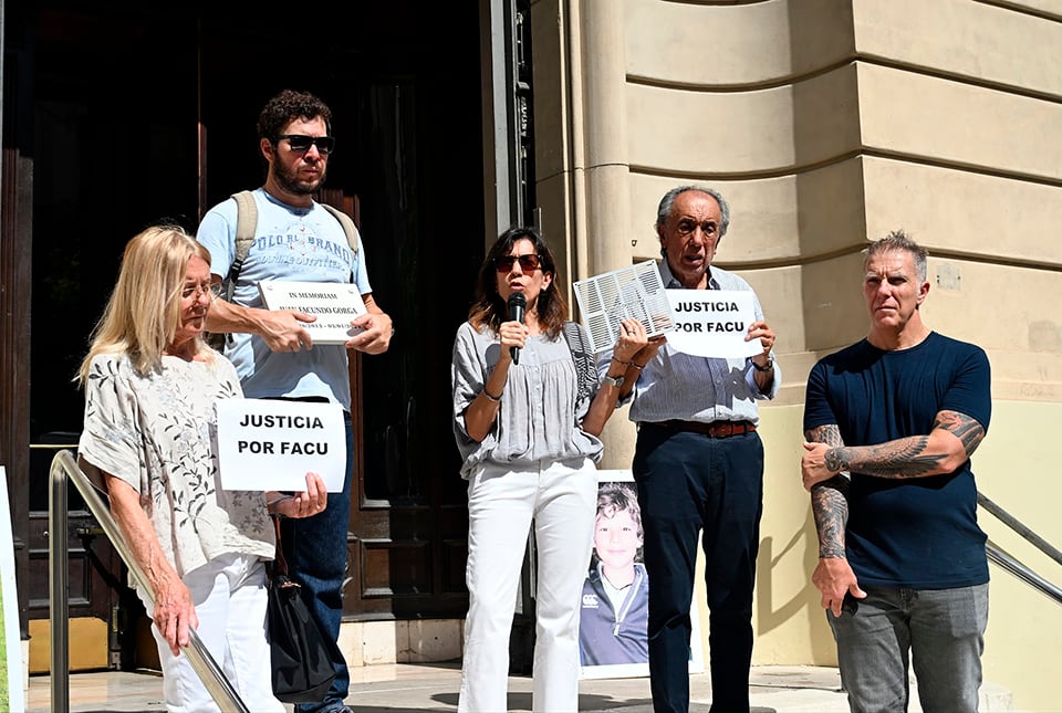 Los familiares de Facundo y el periodista Alejandro Fantino.