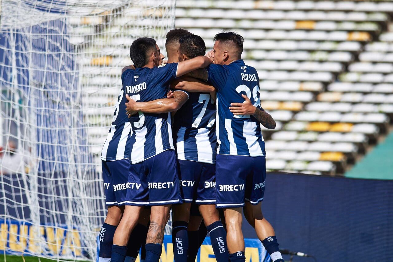 Los jugadores de Talleres festejan uno de los goles.