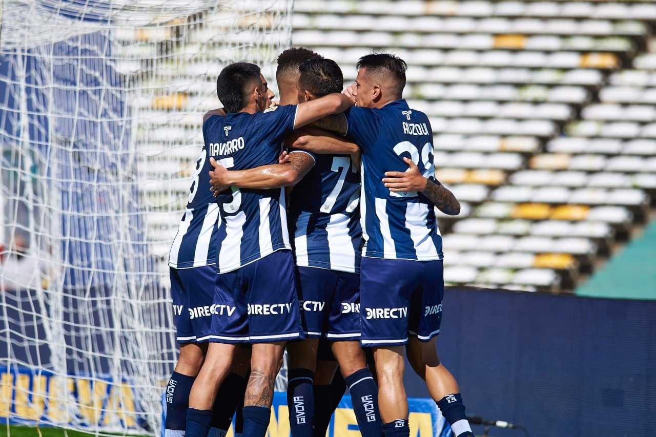 Los jugadores de Talleres festejan uno de los goles.
