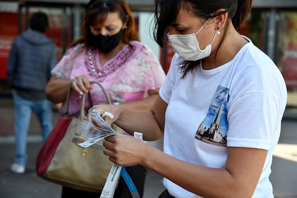 Las jóvenes trabajarán codo a codo con viejos maleteros.