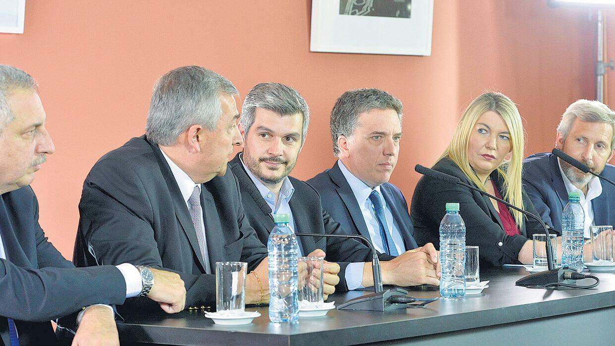 Tras la firma hubo sonrisas, pero lejos de los micrófonos los gobernadores se quejaron de que se privilegió a Vidal.