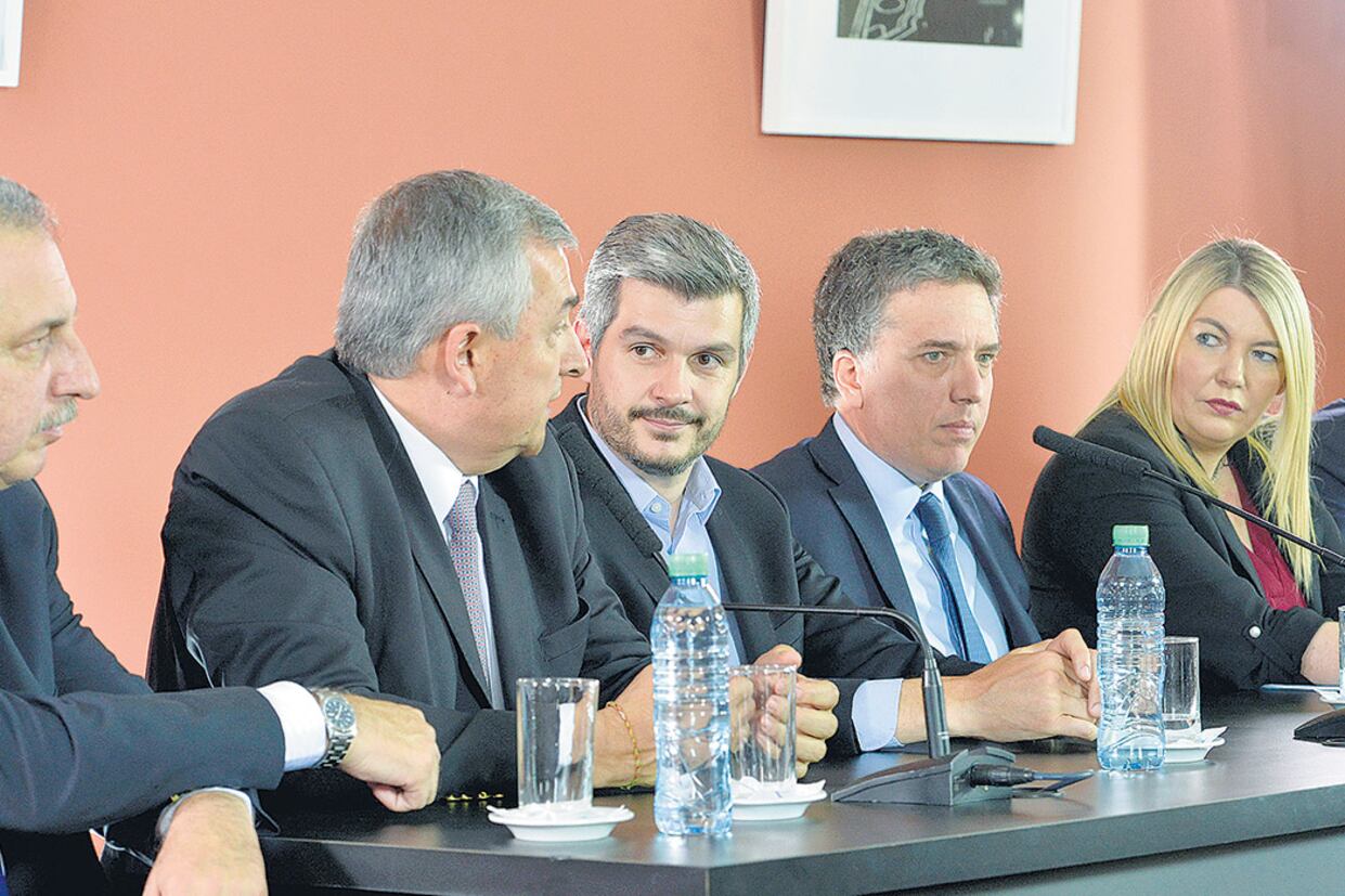 Tras la firma hubo sonrisas, pero lejos de los micrófonos los gobernadores se quejaron de que se privilegió a Vidal.