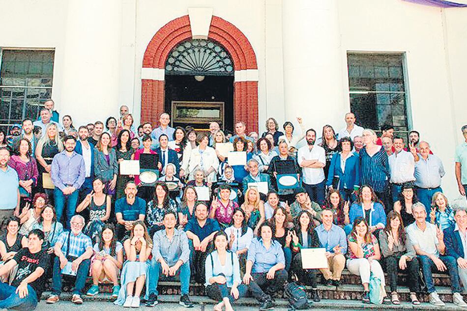 Los premiados posaron luego para la foto de recuerdo en la entrada de la ex ESMA.