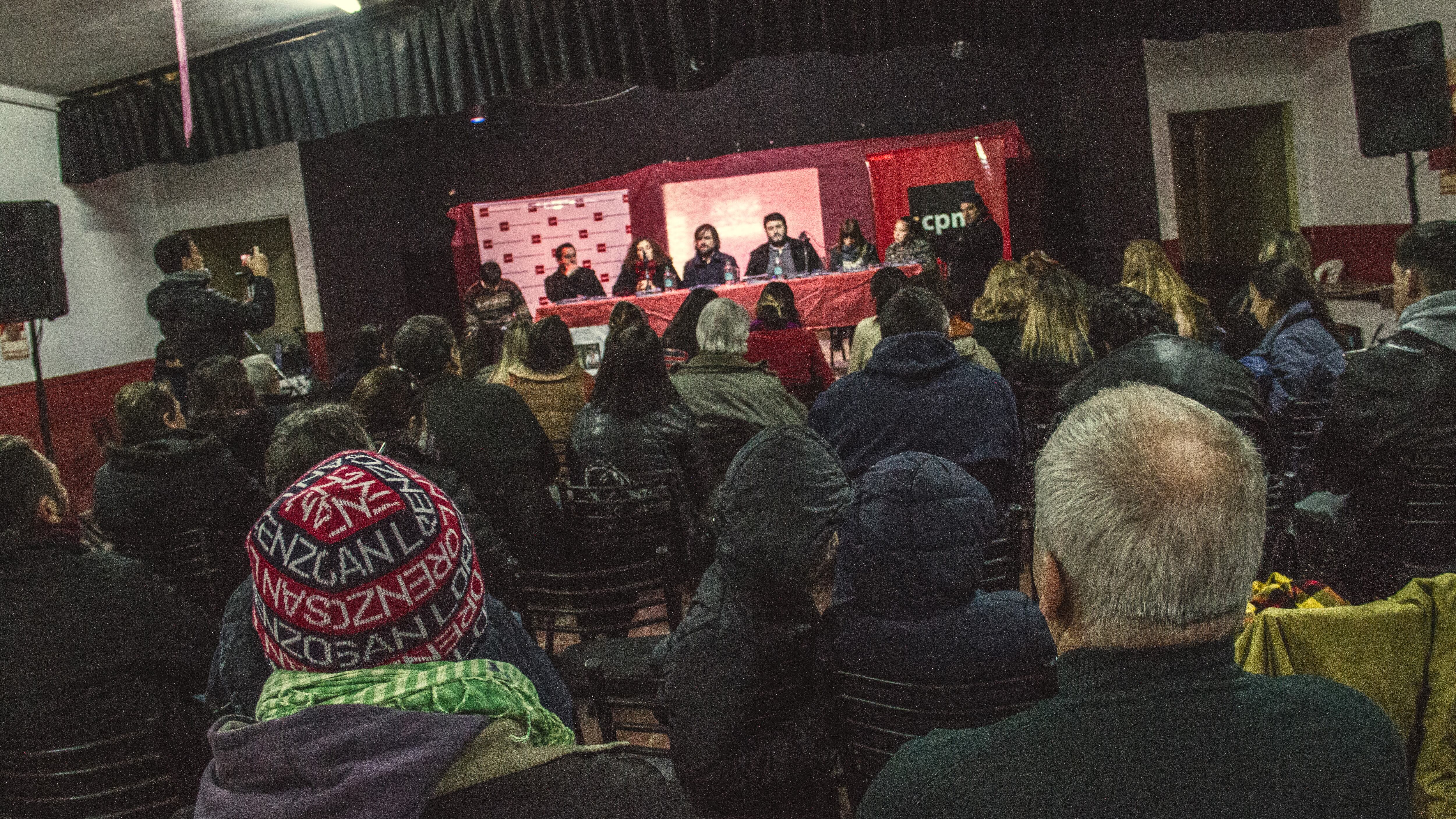 El acto de la CPM espiado por supuestos policías de civil.