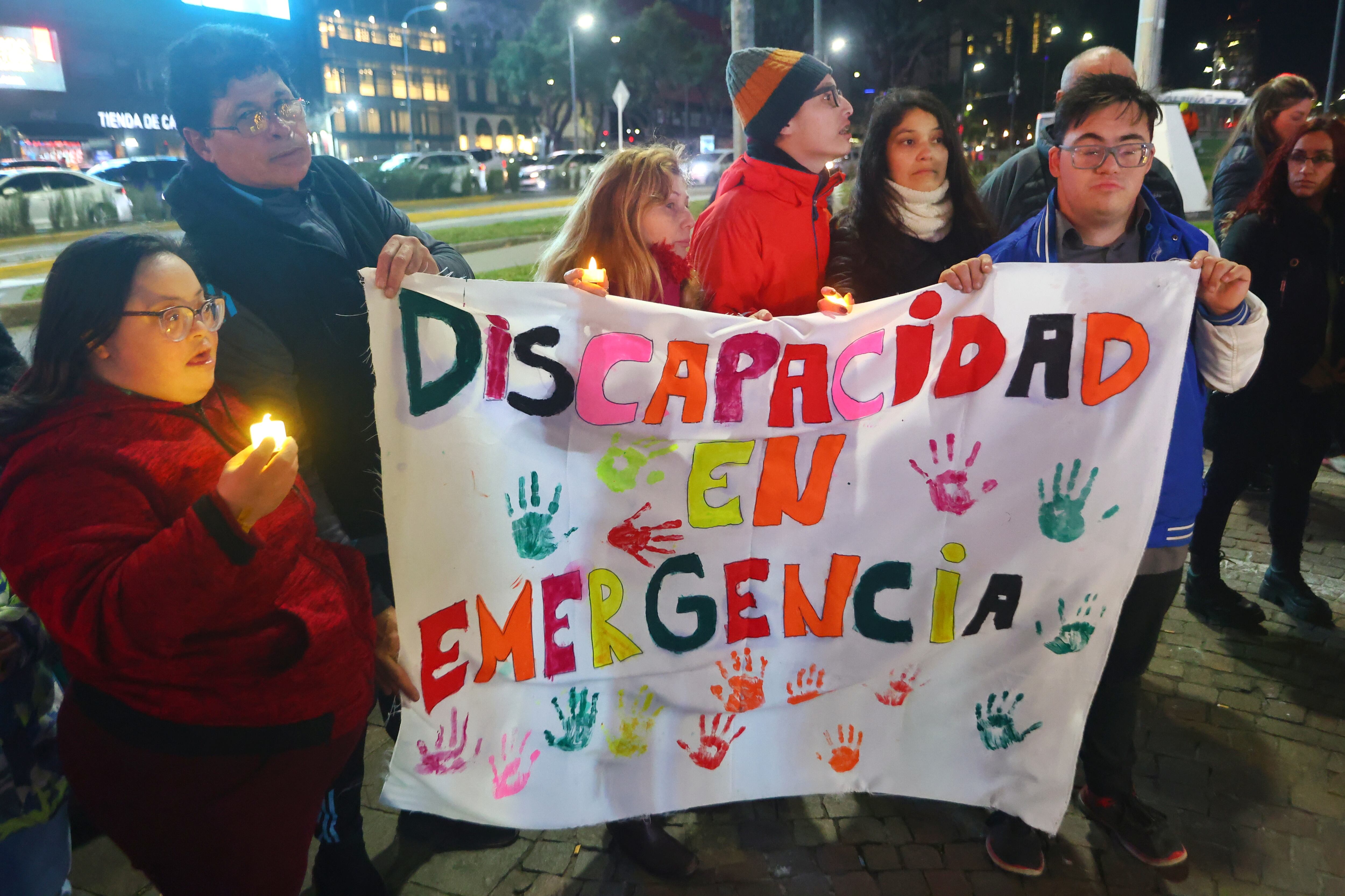 Los manifestantes colocaron decenas de velas para iluminar la protesta.