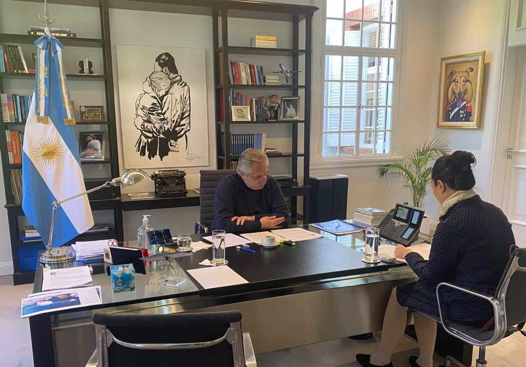 La charla, con traductora mediante, empezó a las 9 en punto hora argentina. El presidente Alberto Fernández  habló desde Olivos con su par chino, Xi Jinping. La conversación duró 40 minutos.