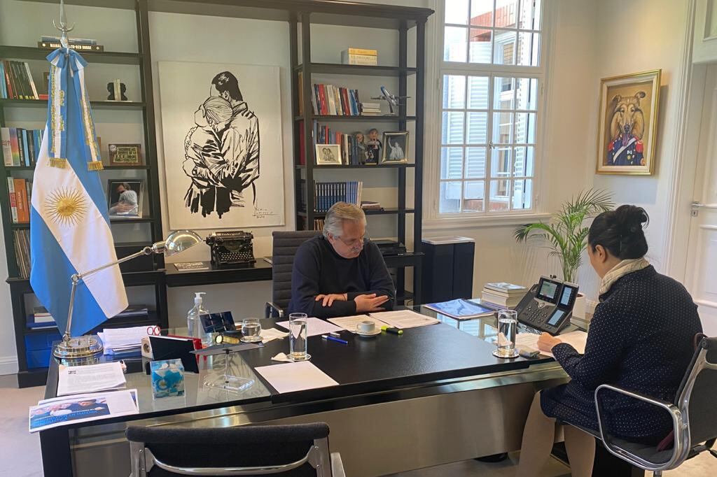 La charla, con traductora mediante, empezó a las 9 en punto hora argentina. El presidente Alberto Fernández habló desde Olivos con su par chino, Xi Jinping. La conversación duró 40 minutos.