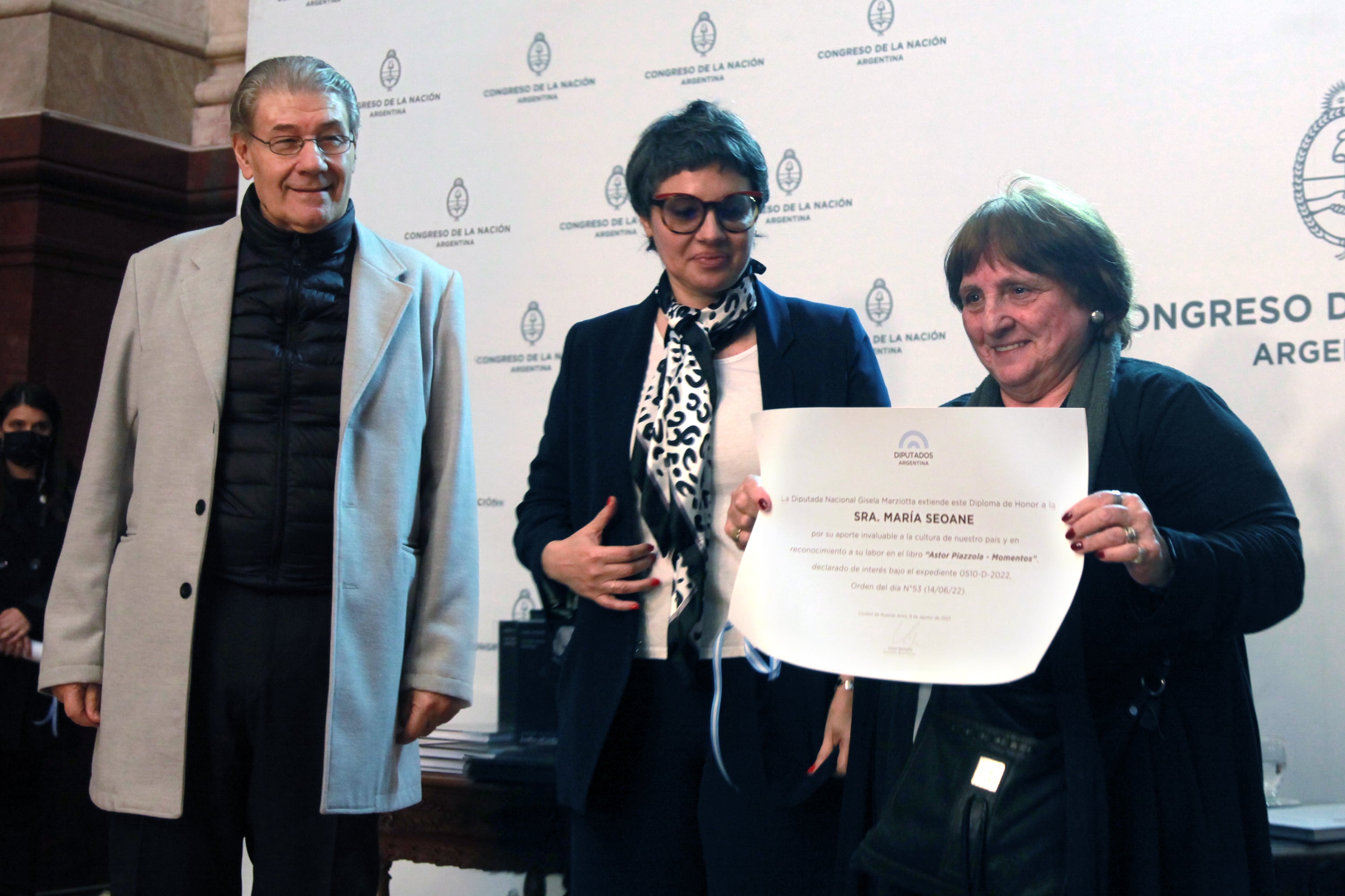 Víctor Hugo Morales, la diputada del FdT Gisela Marziotta y María Seoane.