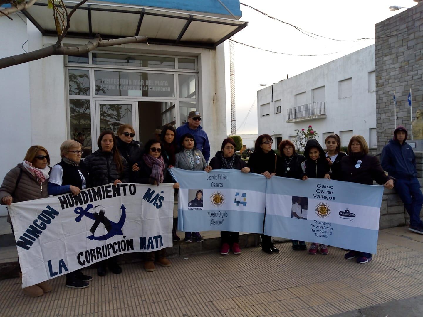 Familiares del pesquero el Repunte junto con los del submarino ARA San Juan.