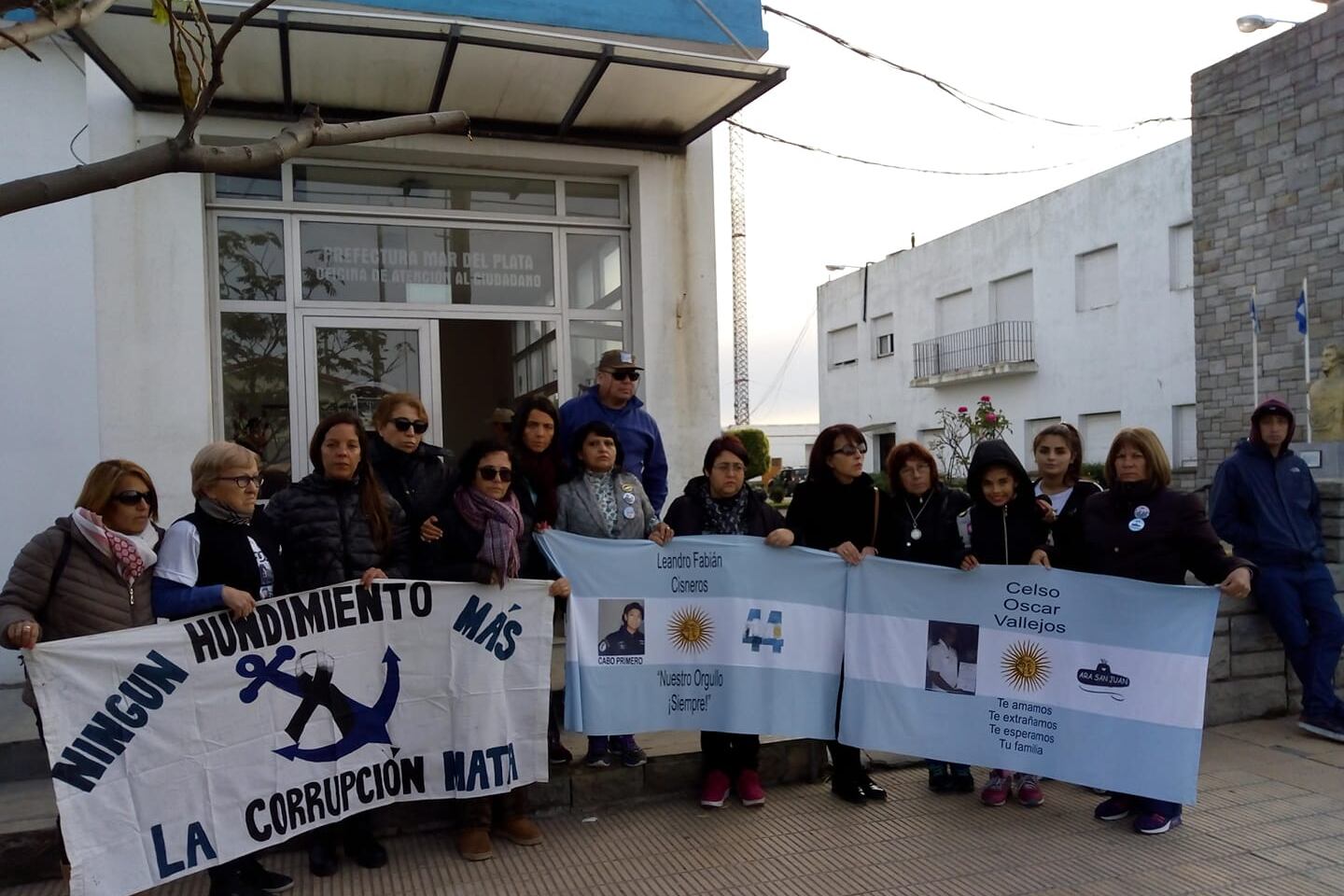 Familiares del pesquero el Repunte junto con los del submarino ARA San Juan.