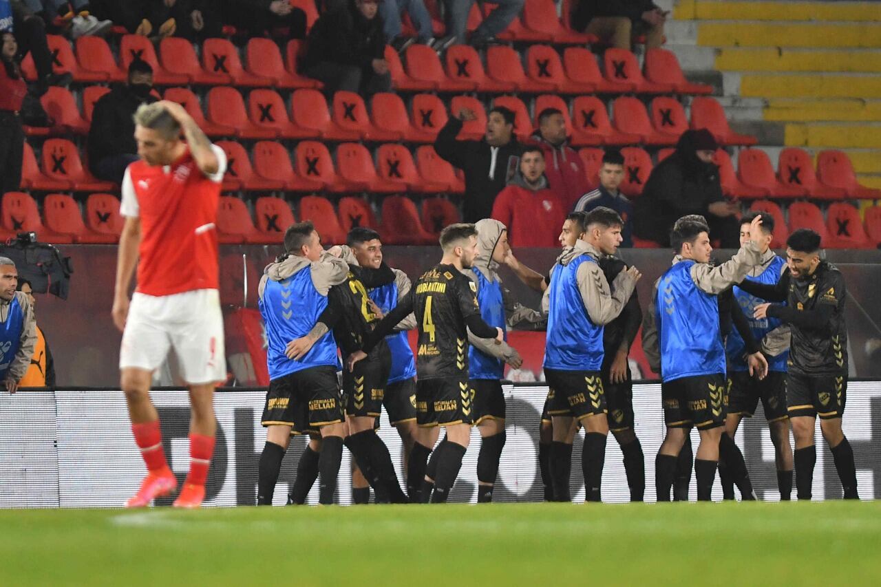 Todo Platense celebra el triunfazo en Avellaneda ante el Rojo