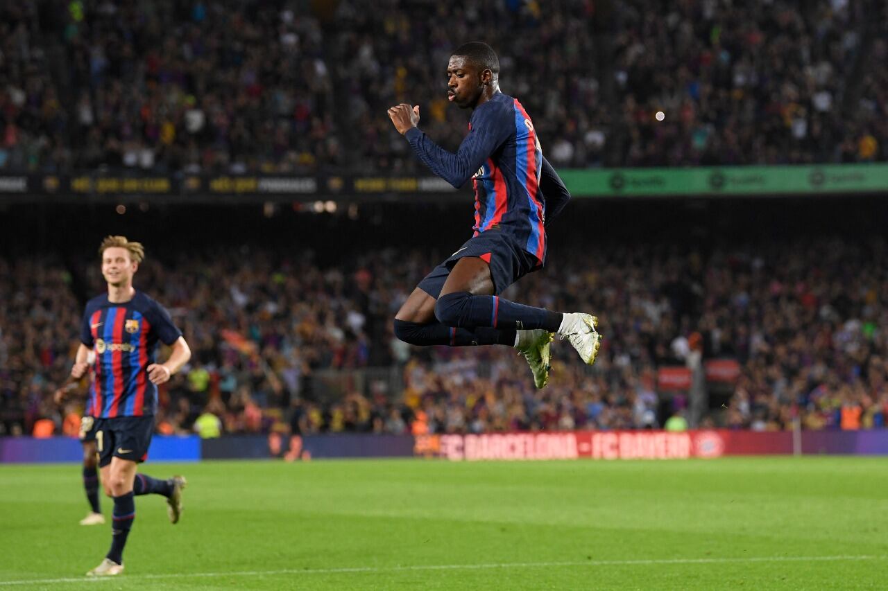 Dembelé vuela por los aires para festejar el primer del Barcelona