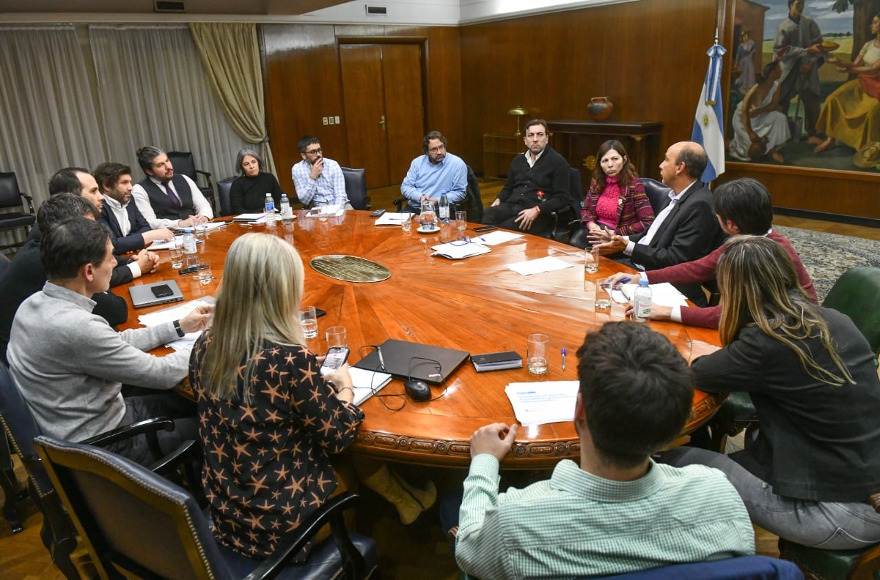Batakis encabezó la primera reunión de gabinete.