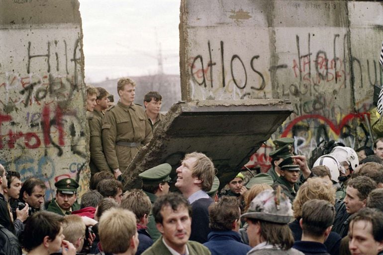 En 1990, un año después de la caída del muro de Berlín, se formaliza la reunificación de Alemania.