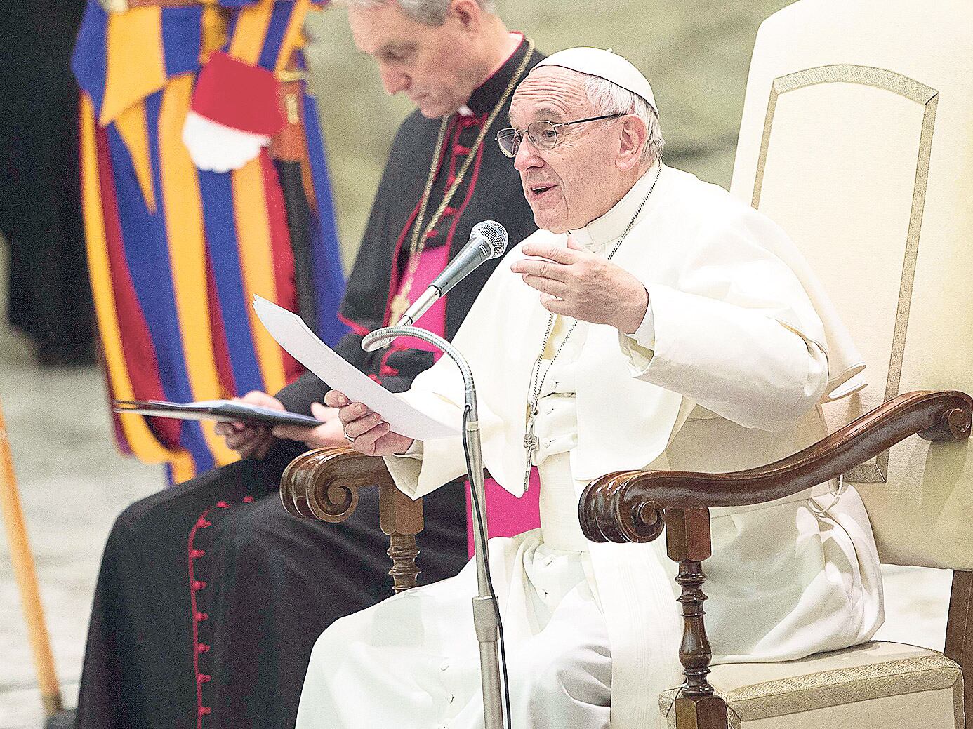 “Como todos somos pecadores, también los medios pueden caer en hacer daño”, dijo el Papa.