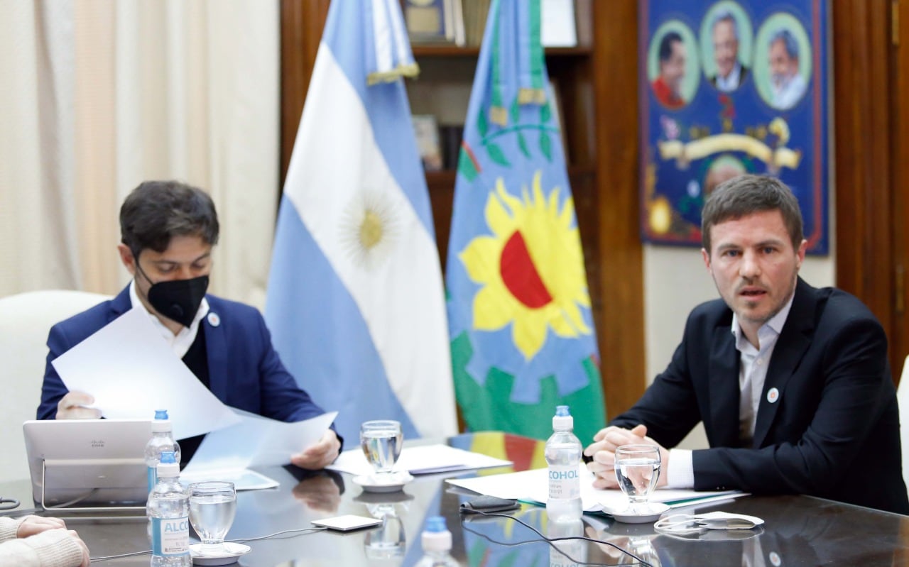 El gobernador Kicilof junto a su ministro de Producción, Augusto Costa. 