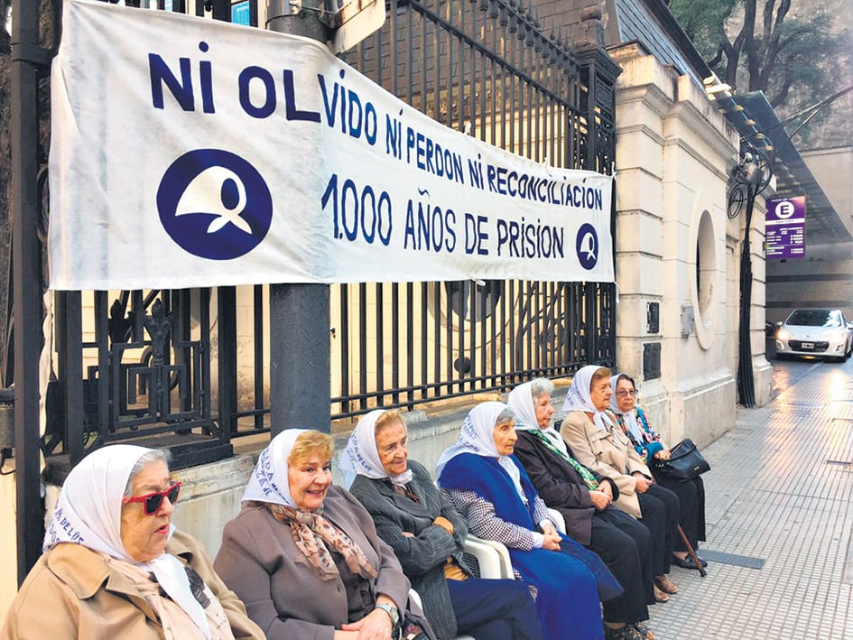 Las Madres de Plaza de Mayo se manifestaron ayer frente a la sede de la Conferencia Episcopal.