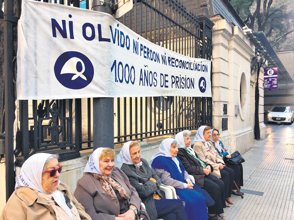 Las Madres de Plaza de Mayo se manifestaron ayer frente a la sede de la Conferencia Episcopal.
