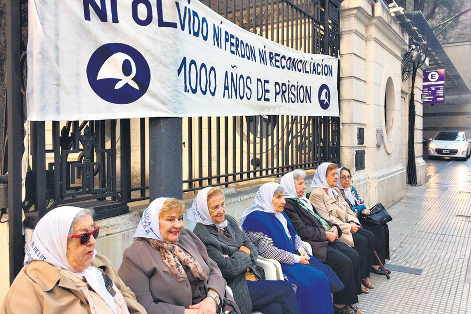 Las Madres de Plaza de Mayo se manifestaron ayer frente a la sede de la Conferencia Episcopal.