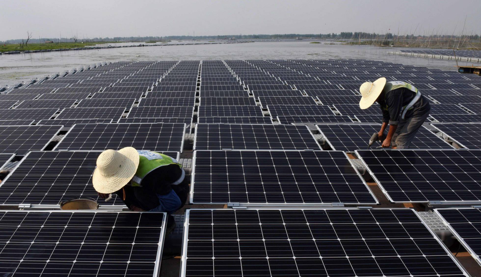 Trabajadores chinos en una planta solar de Huainan.