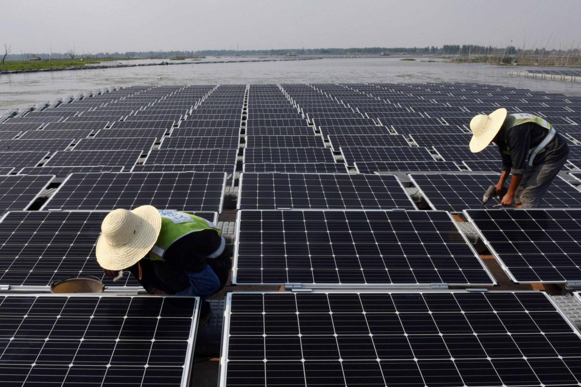 Trabajadores chinos en una planta solar de Huainan.