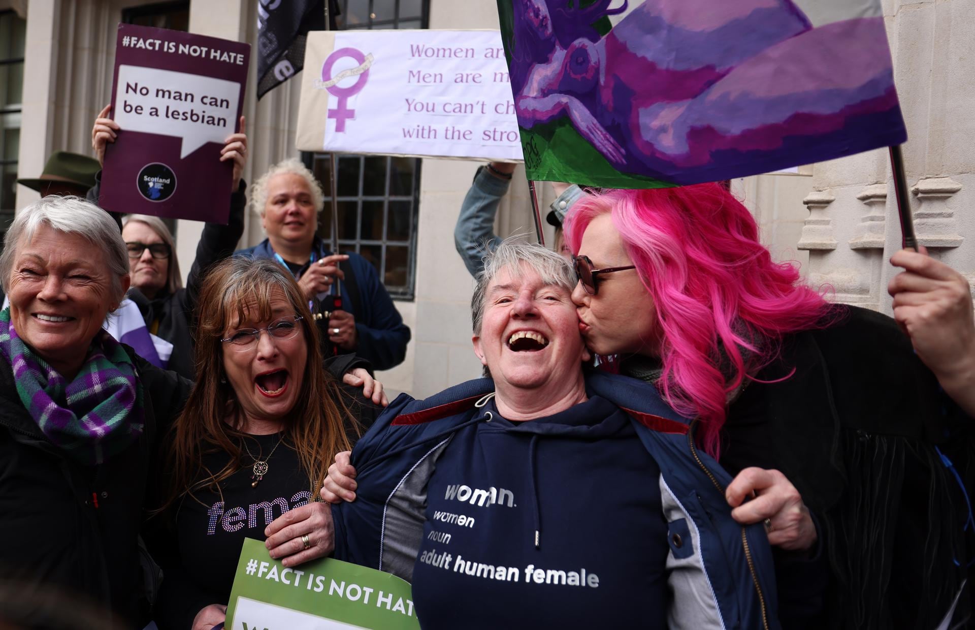 La Corte Suprema británica dictaminó que la definición legal de una mujer se basa en el sexo biológico.