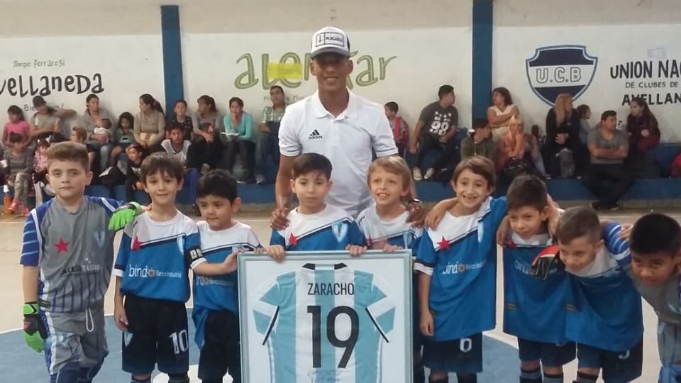 Matías Zaracho y la número 19 de la Selección que le regaló a Estrella del Sud.