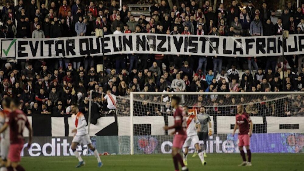 La hinchada del Rayo Vallecano y su mensaje anti Zozulya
