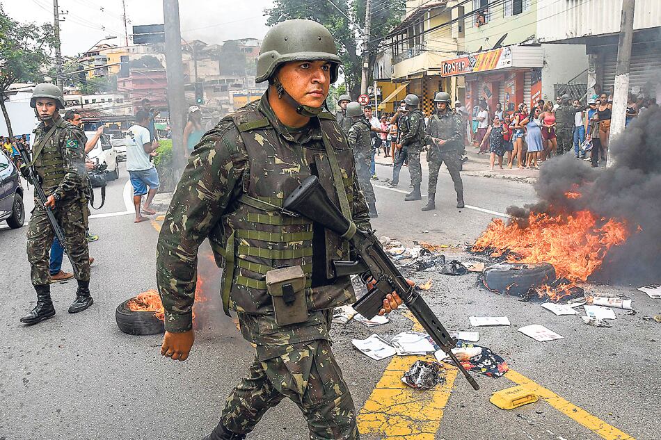 La presencia de los primeros 500 militares en las calles no frenó los saqueos, la quema de vehículos y las muertes.