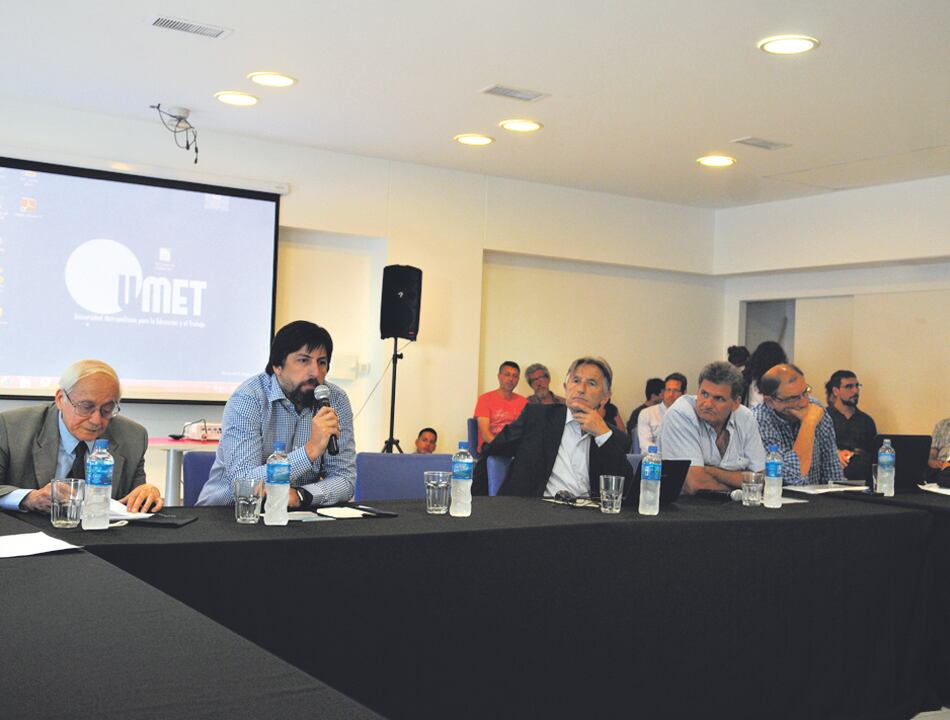 Los especialistas cuestionaron los cambios en riesgos laborales en una conferencia en la UMET.