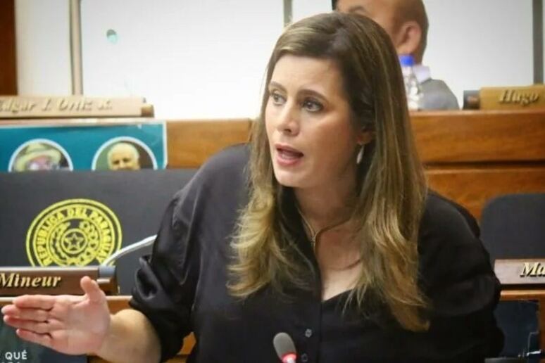 Kattya Mabel González dio la nota imitando a Shakira en la sesión de Diputados en Paraguay.