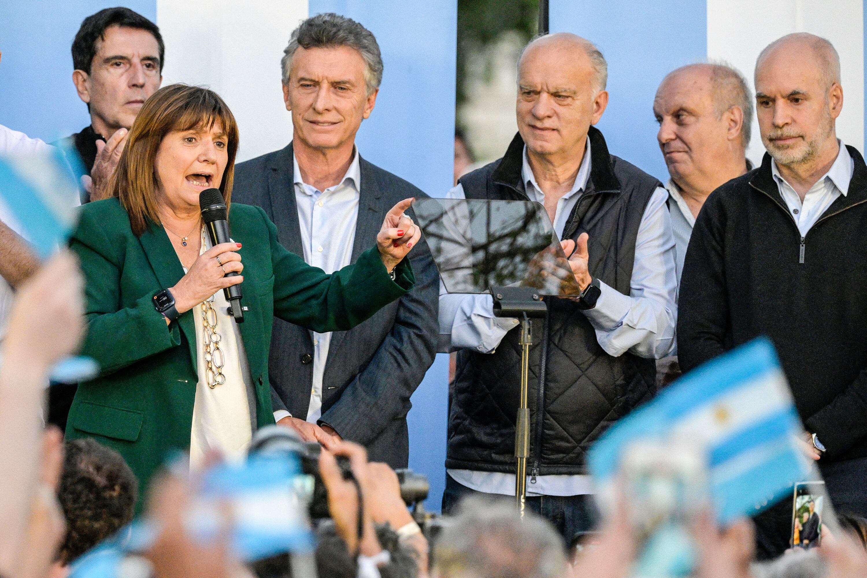 Patricia Bullrich estuvo acompañada por Mauricio Macri, Néstor Grindetti y Horacio Rodríguez Larreta. También estuvieron Carlos Melconian y Hernán Lombardi, entre otros.
