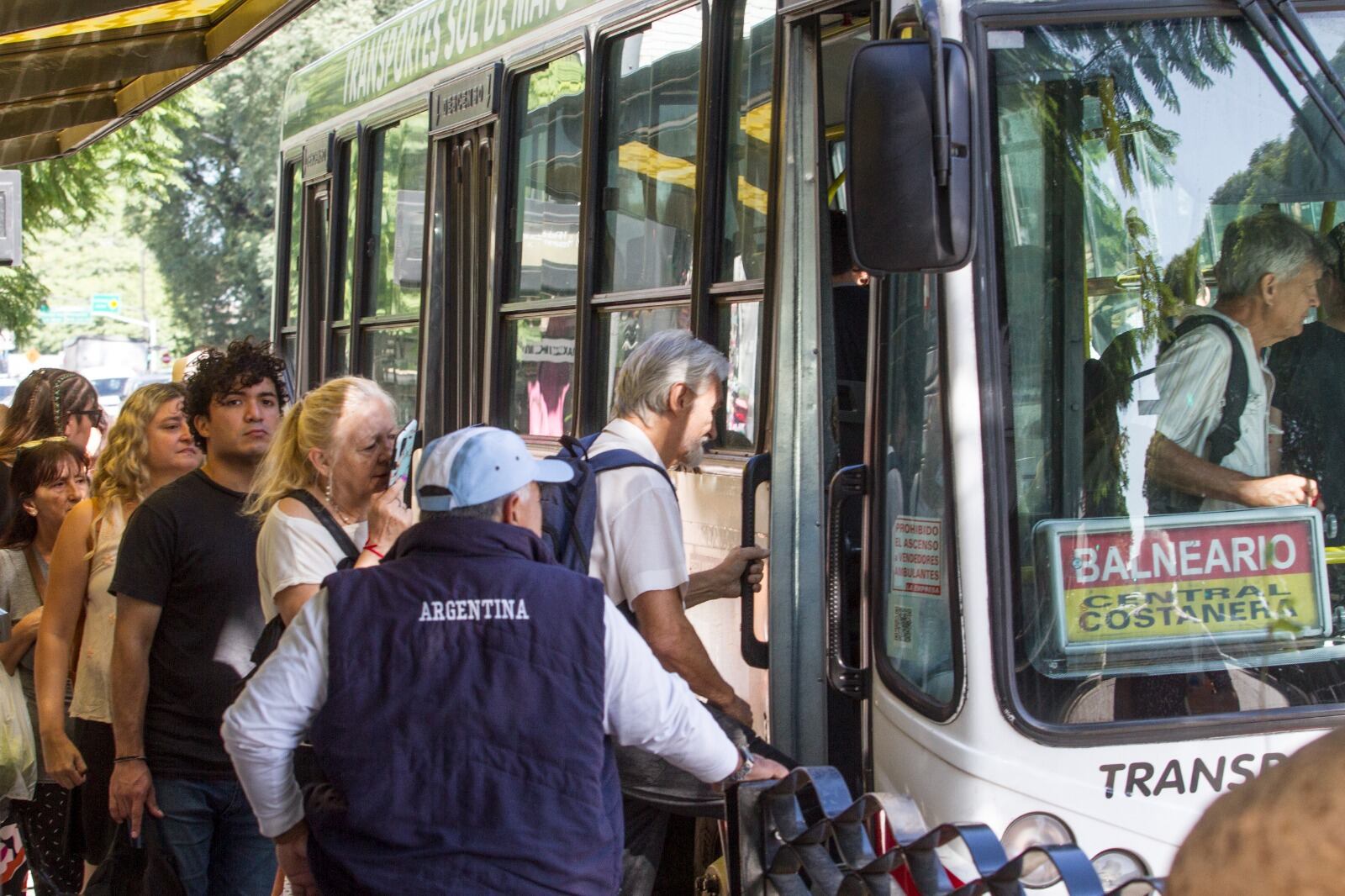Sin subsidio el pasaje urbano de colectivos ascenderá a 700 pesos y el de tren a 1100 pesos