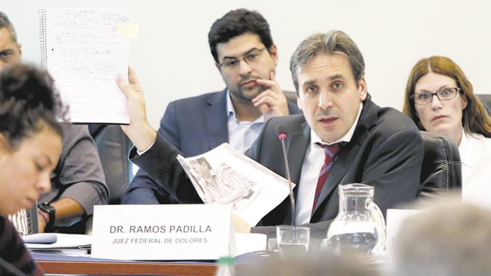 El juez Ramos Padilla muestra las pruebas recogidas en la investigación.
