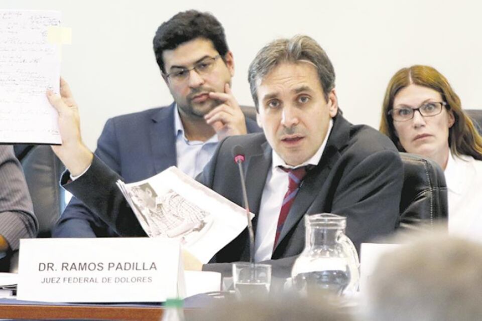 El juez Ramos Padilla muestra las pruebas recogidas en la investigación.