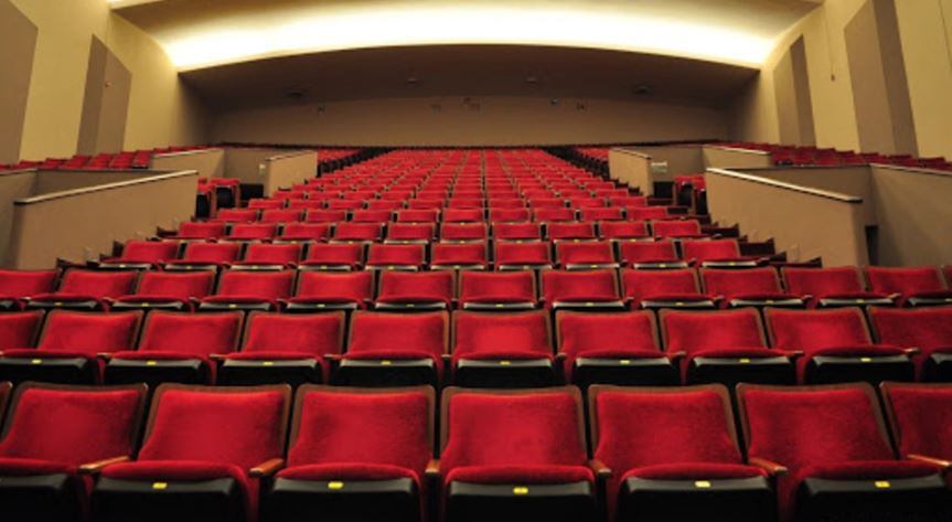 El cartel colocado sobre la marquesina del Multiteatro COMAFI en los primeros días de pandemia.