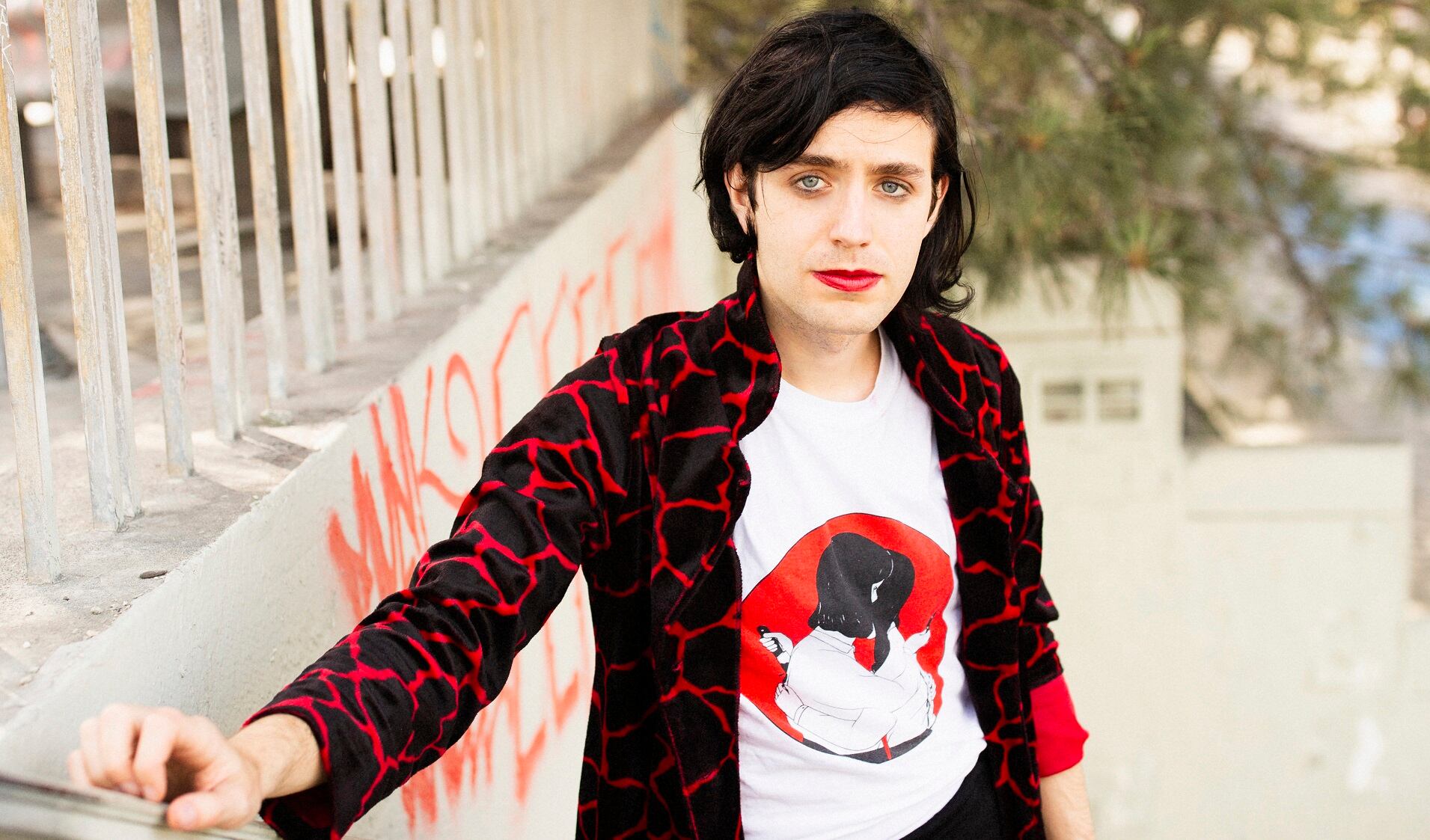 Ezra Furman realmente se saca la ropa en Twelve Nudes: un disco sobre emociones internas y conmociones sociales