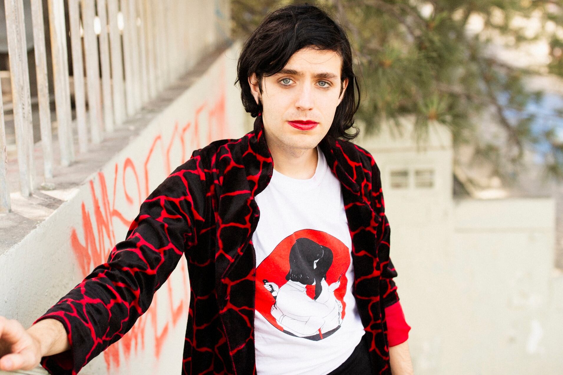 Ezra Furman realmente se saca la ropa en Twelve Nudes: un disco sobre emociones internas y conmociones sociales