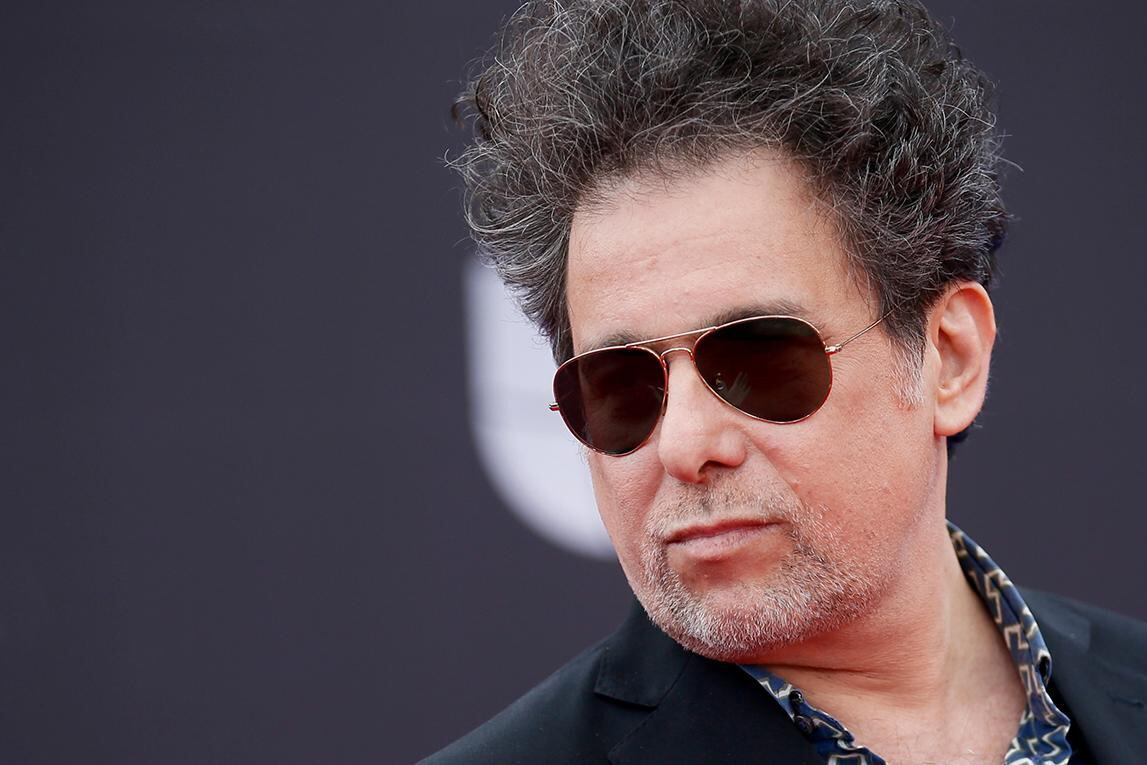 Calamaro abrió el fuego de este disco con "Bohemio", el single junto a Julio Iglesias.