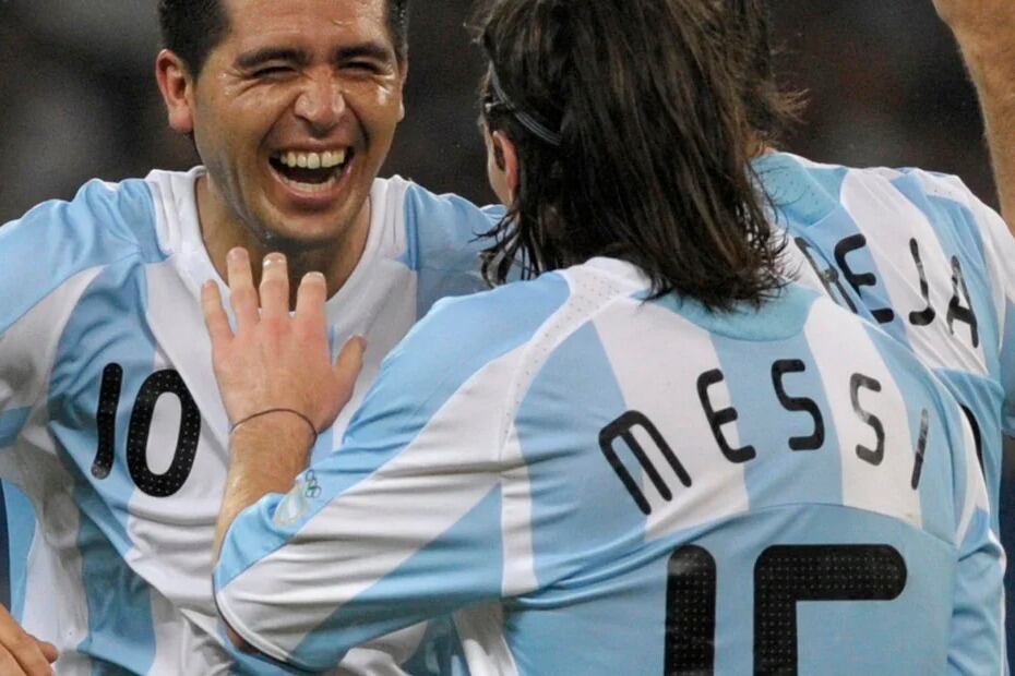 El saludo de Riquelme y Messi, durante los Juegos Olímpicos de Beijing, donde ganaron la medalla dorada.