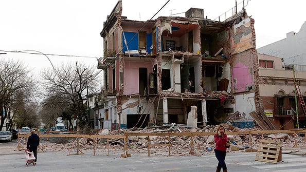 La inundación en los sótanos y los trabajos para el Metrobus hicieron colapsar la estructura.