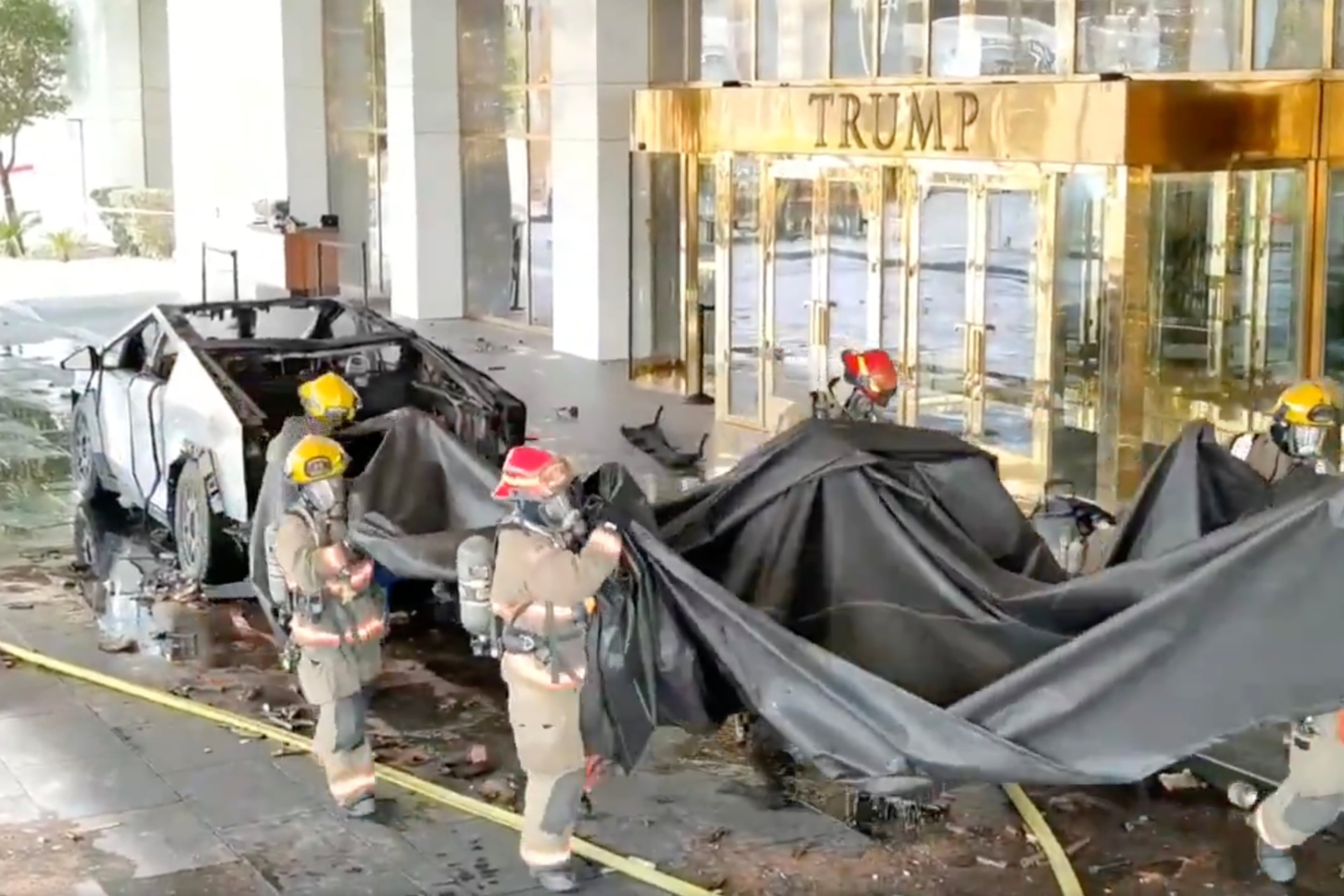Bomberos apagan la explosi+on de la camioneta Tesla en Las Vegas.
