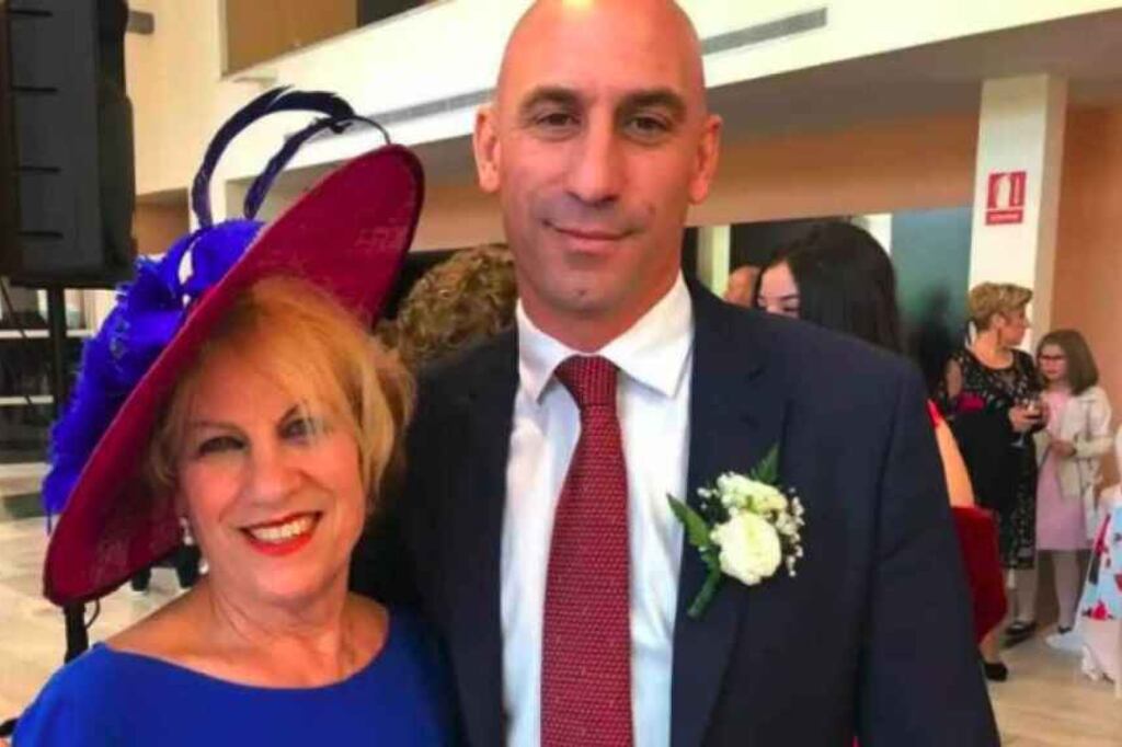 Angela Béjar junto a su hijo Luis Rubiales. (Foto: Twitter @FonsiLoaiza)