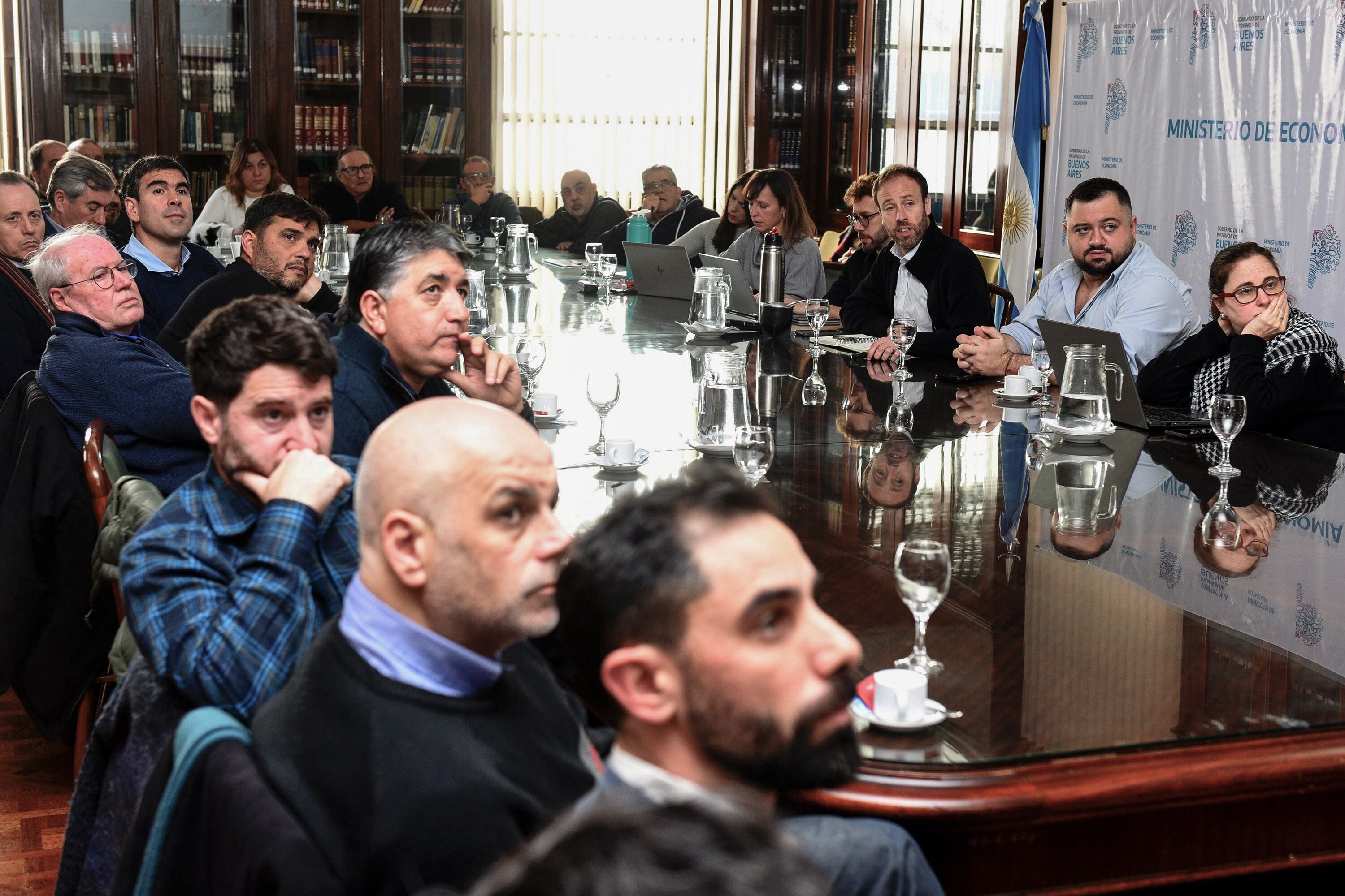 El ministro Pablo López se reunió con los gremios estatales bonaerenses. 