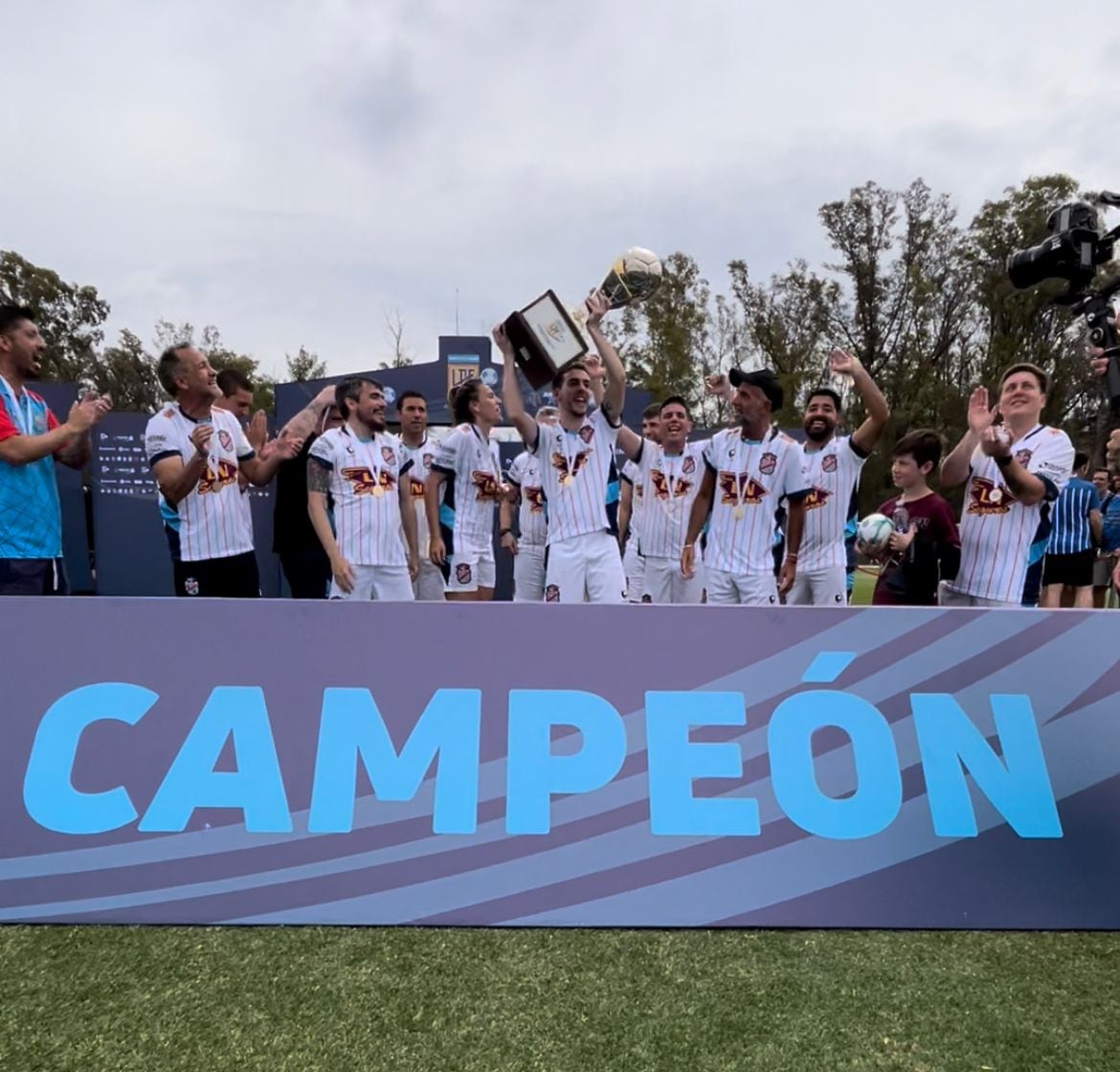 Los jugadores de Arsenal levantaron la Copa.
