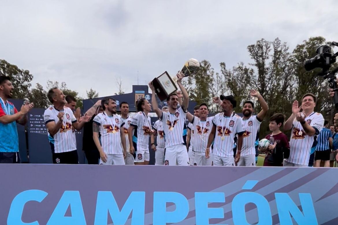 Los jugadores de Arsenal levantaron la Copa.